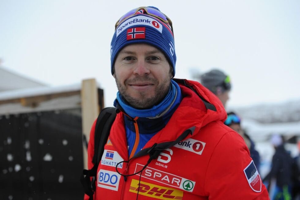 POSITIV. Eirik Myhr Nossum synes det er helt greit at Per Erik Bjørnstad sørger for at de amerikanske løperne har gode ski.
 Foto: Svein Halvor Moe