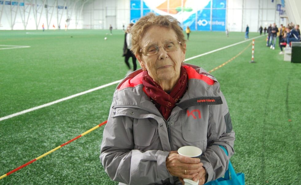 IVRIG. Johanne Rognmo (80) har gått jevnlig på Sprint-kamper siden hun var konfirmant.
                    Foto: Stig Bjørnar Karlsen
