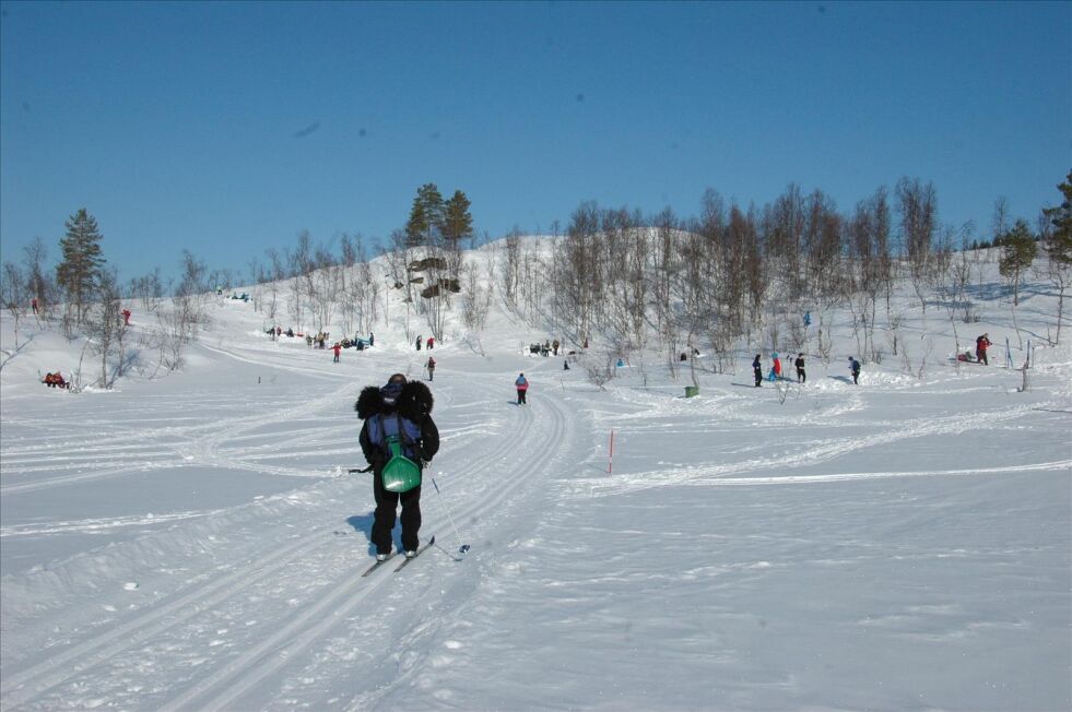 SKITUR. Det er ikke så lett å prøve seg i skisporet, dersom man ikke er født med ski på beina. Arkivfoto: Gro Smith