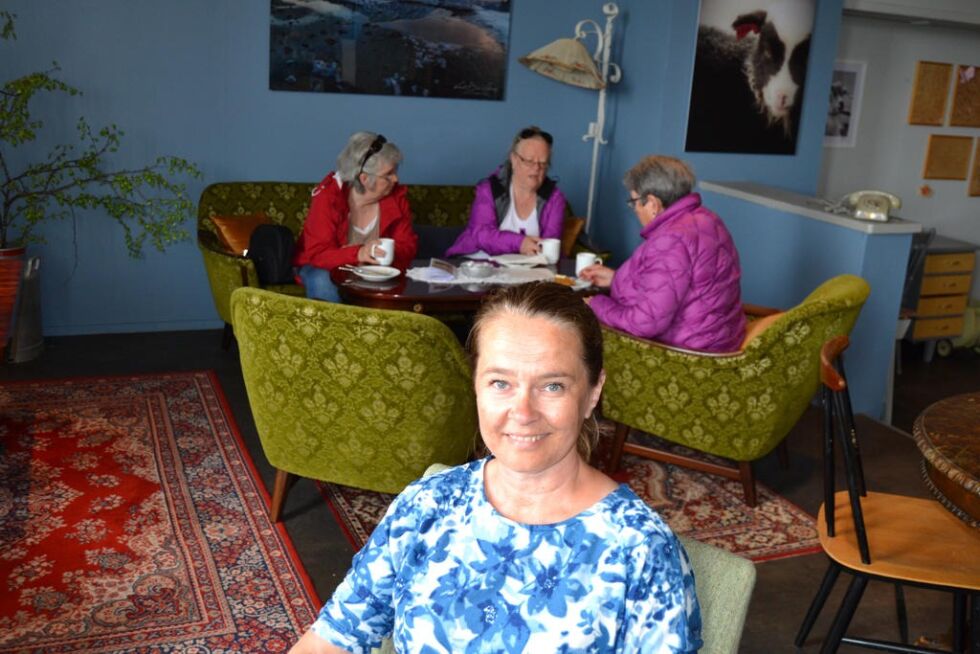 NYTT KONSEPT. Marit Moen (47) fra Enge ved Misvær, har stor tro på at hun vil lykkes med konseptet butikk og kafé i Misvær. Lørdag åpnet både butikk og kafé for full drift.
 Foto: Ole Kristian Andreassen