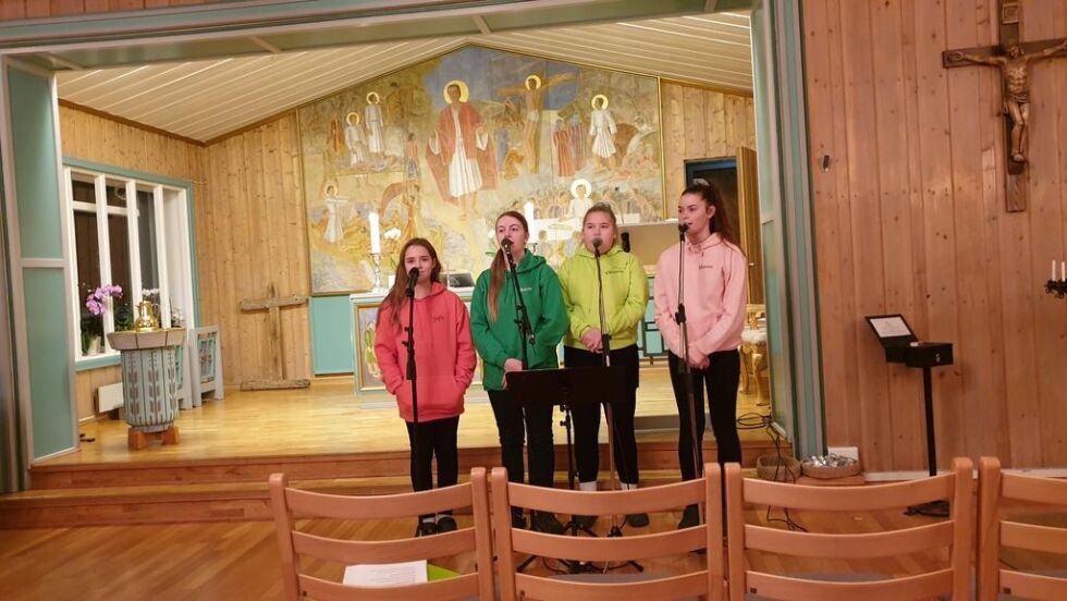 I KIRKEN. Kvartetten med Hanna Imingen, Victoria Hansen, Helene Helin og Sofie Hjemaas på øving i Svalbard kirke før gudstjenesten.