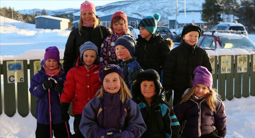 FORNØYD. Pedagogisk leder i Tinkeliheia barnehage, Anka Kristensen (bak t.h.), her sammen med noen av de største barna i barnehagen, er kjempefornøyd med samarbeidet de har med skolen.