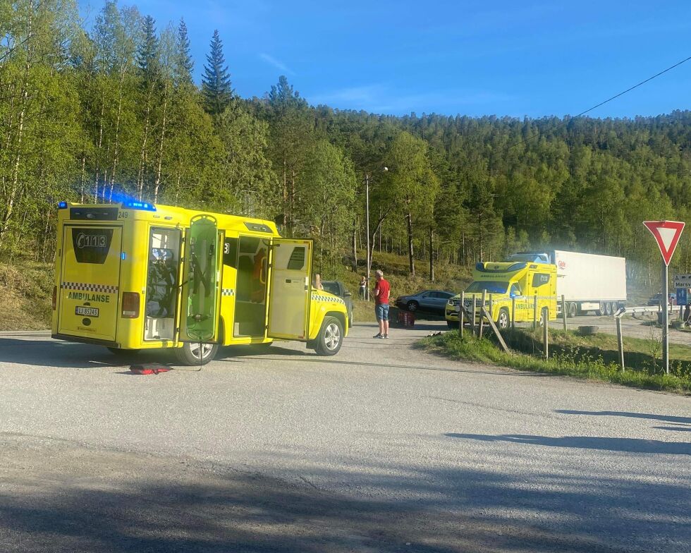 E6 er stengt ved Mørsvikbotn camping på grunn av en ulykke mellom bil og mc.
 Foto: Ragnar Tjoarvek