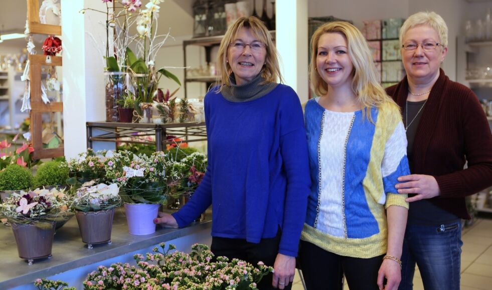 FORNØYD. Blomsterdekoratør Marit Haugberg (t.v.) og butikkmedarbeiderne Marte Navjord og Aina Lysvoll er svært fornøyde med butikken etter oppussingen. Begge foto: Bjørn L. Olsen