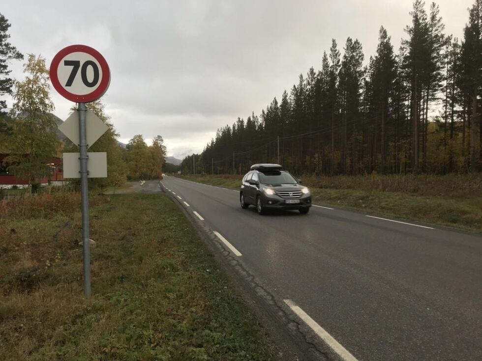 FART. Her på Storjord ble 13 bilførere tatt i å kjøre for fort torsdag.
 Foto: Frank Øvrewall