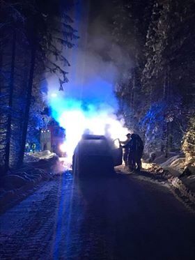 RYKKET UT. Nødetatene rykket ut til denne bilbrannen i Djupdalsveien onsdag kveld.
 Foto:  Carina Svemo Stokland