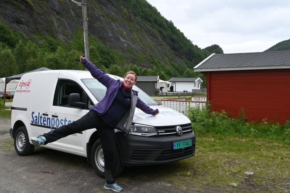 UT PÅ TUR. Eva S. Winther har nylig rundet 20 år som journalist i Saltenposten. Noe av det hun liker best er å komme seg ut på reportasjetur. Her er det Øyra camping som besøkes i forbindelse med sommerserien ”Indre Salten rundt” i 2021.
 Foto: Lise Berntzen