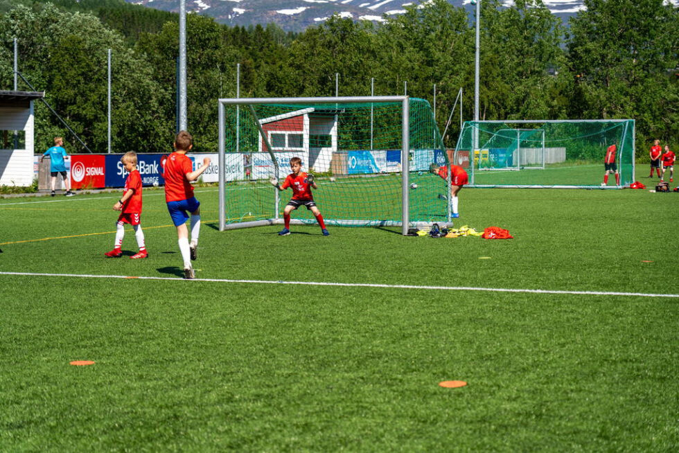 NYTT TILBUD. Det er første gang Valnesfjord IL arrangerer Tinefotballskole. En fotballskole i regi av Norges Fotball Forbund, i samarbeid med Tine siden 1998. Det er et tilbud om fysisk aktivitet, og samtidig bidra til økt rekruttering til idretten.

Alle foto: Anita Sjåvik