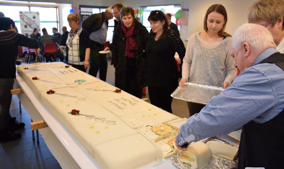 KAKEFEST. Rektor ved Straumen skole, Arve Antonsen, deler ut kake som skal tas med ut på klasserommene. Alle foto: Eva S. Winther