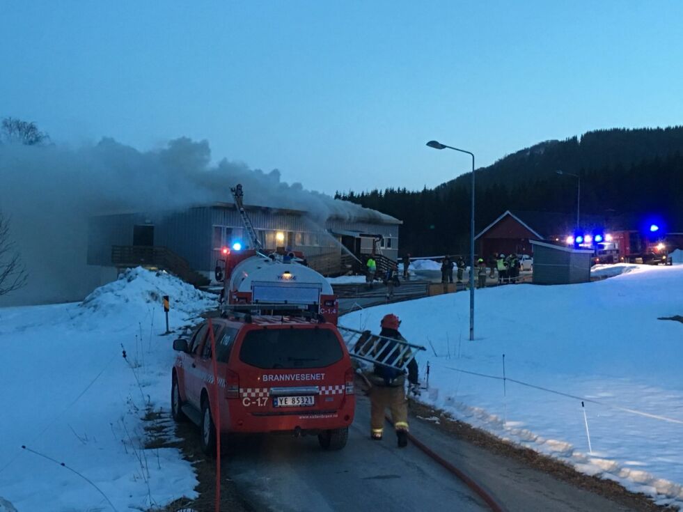 TOTALSKADD. Mandag kveld brøt det ut brann ved Røvika ungdomssenter i Fauske. Tirsdag morgen ble det kjent at politiet har pågrepet en ung mann som er siktet i saken. Foto: Bjørn L. Olsen
