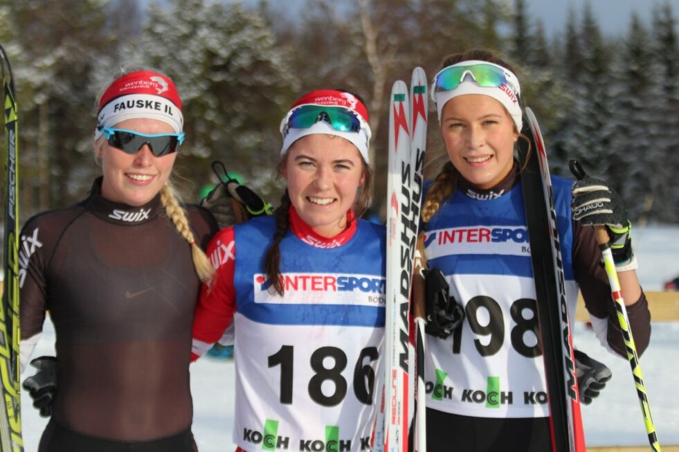 I FORM. Dette var de tre raskeste jentene i KM i skiathlon nylig, og alle tre er trolig bankers på Nordlands stafettlag i junior-NM søndag. I tillegg satser nok alle tre på gode plasseringer individuelt. Fra venstre Christina Rolandsen (Fauske IL), Ingrid Mathisen (Fauske IL) og Julie Karlsen fra Melbo. Arkivfoto: Fauske IL ski.