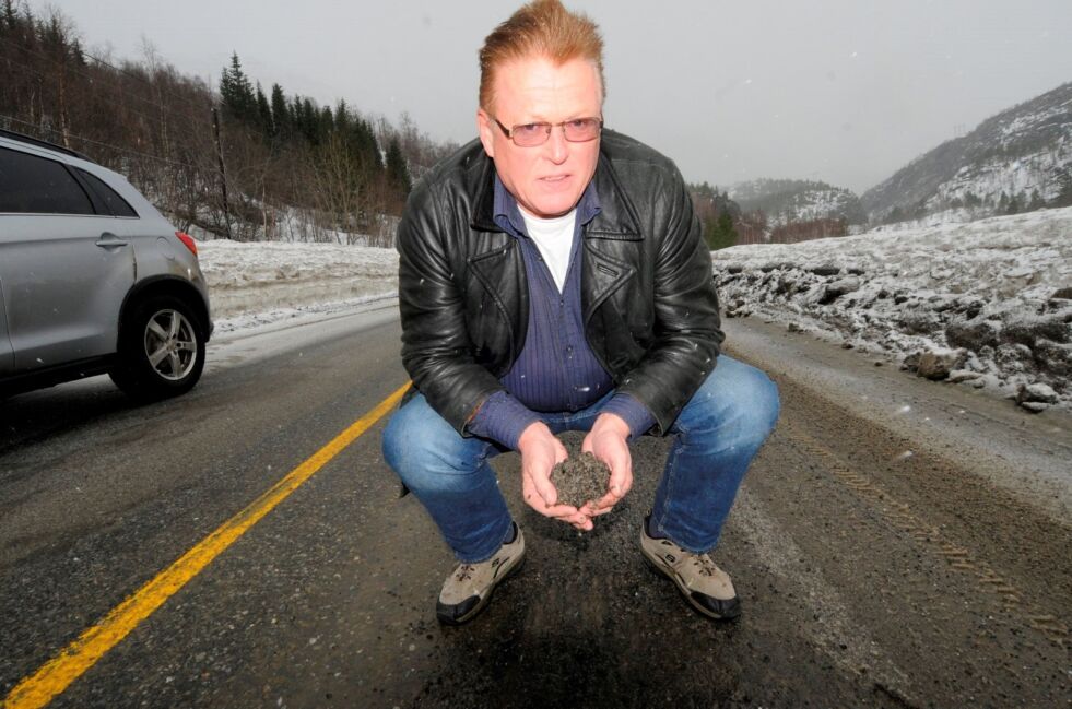 GRAVET OPP. Per Gunnar Skotåm viser her hvordan asfalten ligger løs etter at veiskrapa har kjørt i Sjønstådalen. Foto. Arild Bjørnbakk
