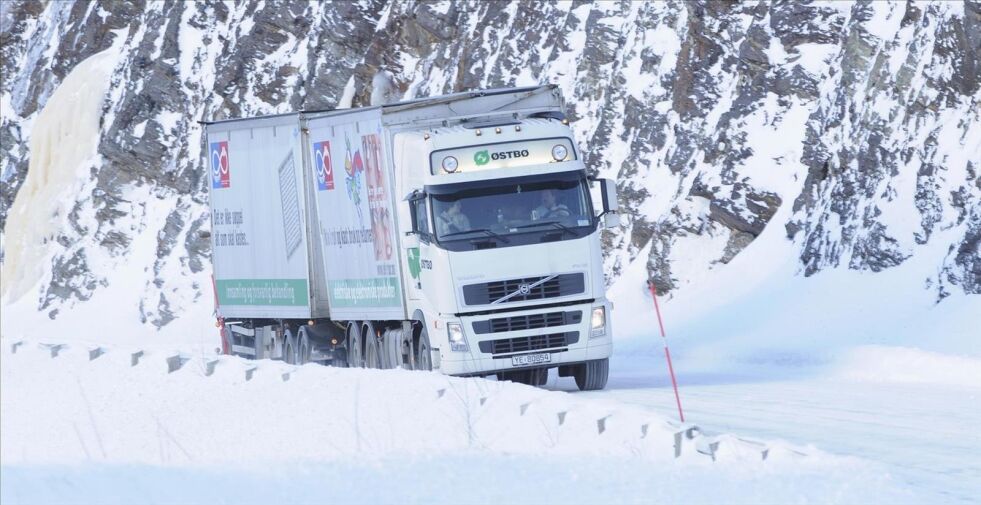PROBLEMATISK. Allerede etter det første snøfallet har flere vogntog stått fast på mellomriksveien over Tjernfjellet.