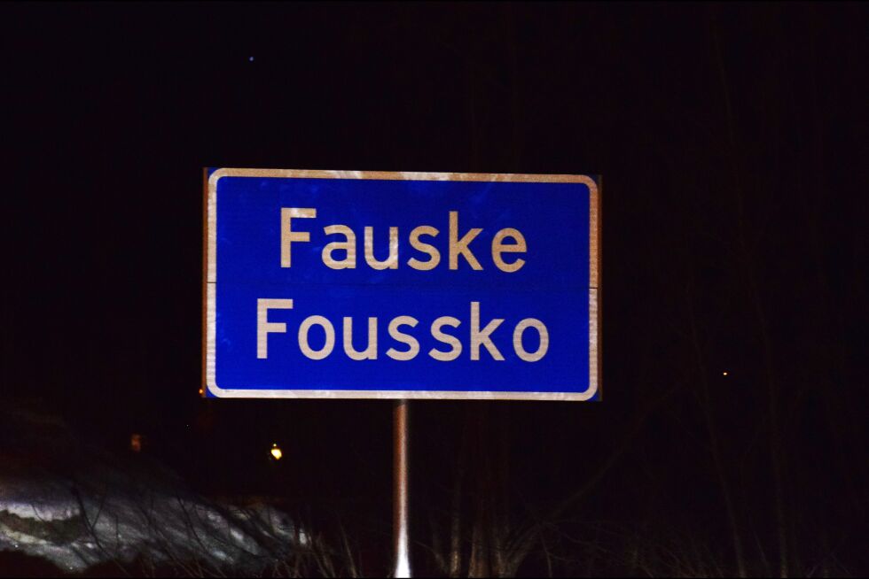 Fuossko ble til Foussko, og nå må Statens vegvesen ordne et nytt skilt.
 Foto: Eva S. Winther
