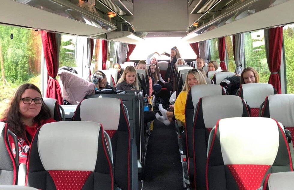TIL SVERIGE. Jentene på Fauske/Sprint J16 i bussen på vei til Piteå Summer Games.
 Foto: Adelina Grønnslett