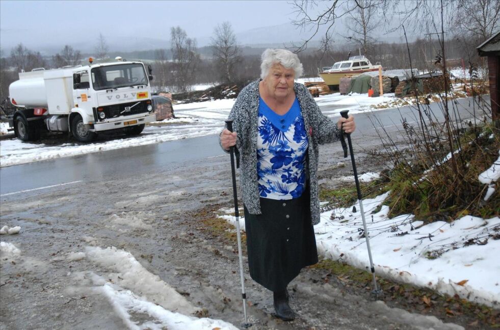 DRAMATISK MORGEN. Kirsten Bjørkli (83) fikk et ubehagelig møte med brøytebilen i sin egen oppkjørsel lørdag morgen, da hun skulle gå for å hente avisen. - Jeg fikk en stor isklump i hodet og hadde snø innunder klærne og over hele meg. Jeg kunne blitt liggende der, sier hun. Foto: Maria Trondsen