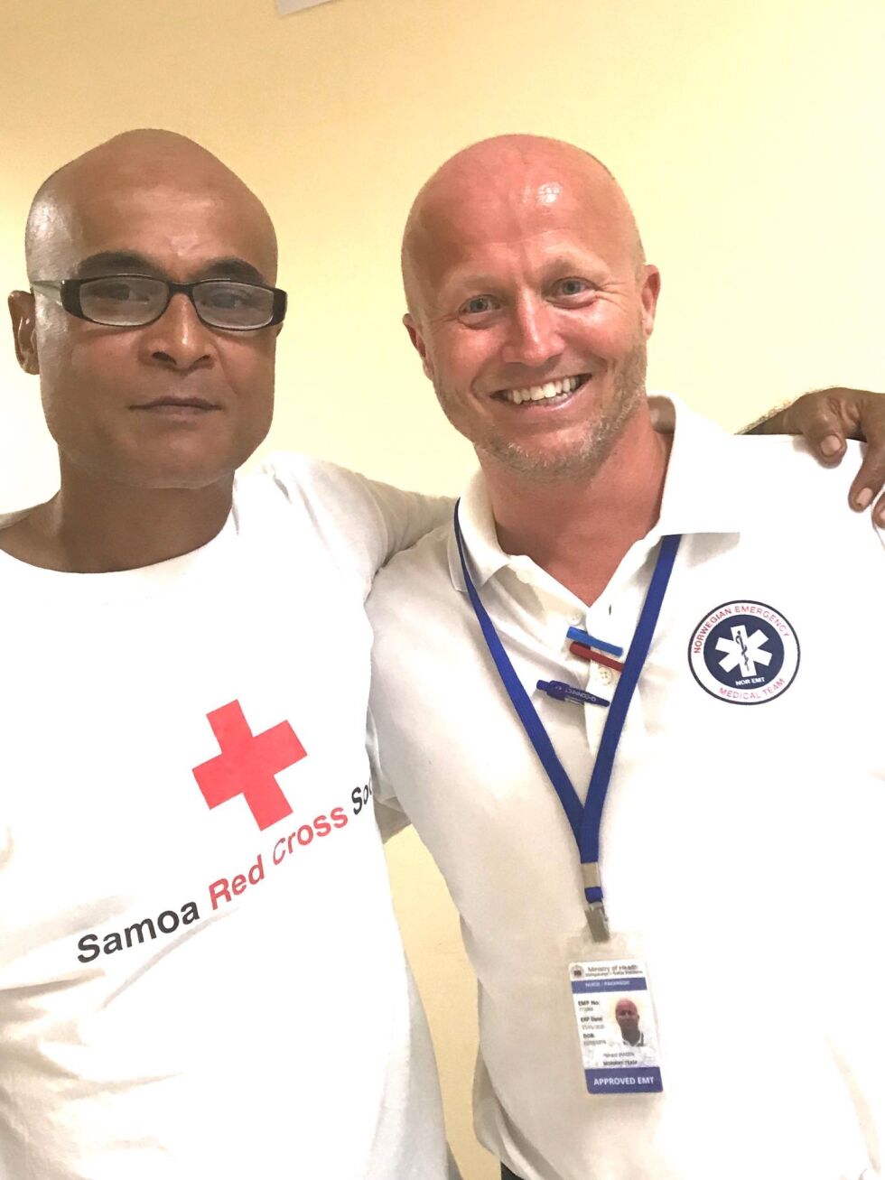 HJELPER LOKALBEFOLKNINGEN. Håvard Jansen jobber som sykepleier og paramedic i forbindelse med meslingeepidemien i Samoa. Her med en som jobber for Røde Kors.
 Foto: Privat