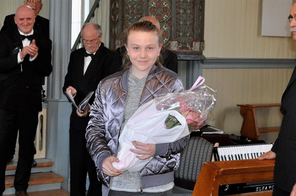Ronja Kristensen fikk overlevert en stor blomsterbukett for sitt glimrende spill på kirkeorgelet under vårkonserten til Beiarn Mannskor. Alle foto: Lars Olv Handeland