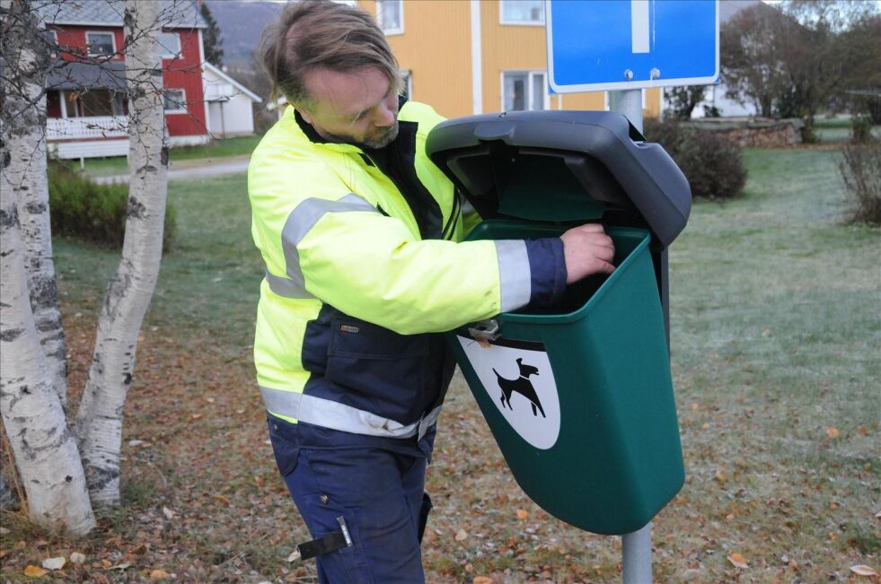 SØPPELKASSER. Svein-Willy Fuchs i Fauske kommune sørger for å sette opp flere søppelkasser i hele kommunen. Foto: Frida Kalbakk