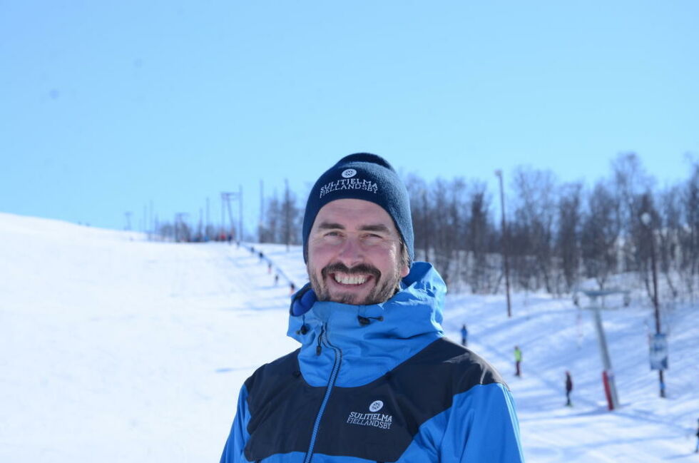SMILER. Endre Grønnslett, daglig leder Sulitjelma fjellandsby, er supergald for å ta imot folk i bakken igjen.
 Foto: Foto: Espen Johansen