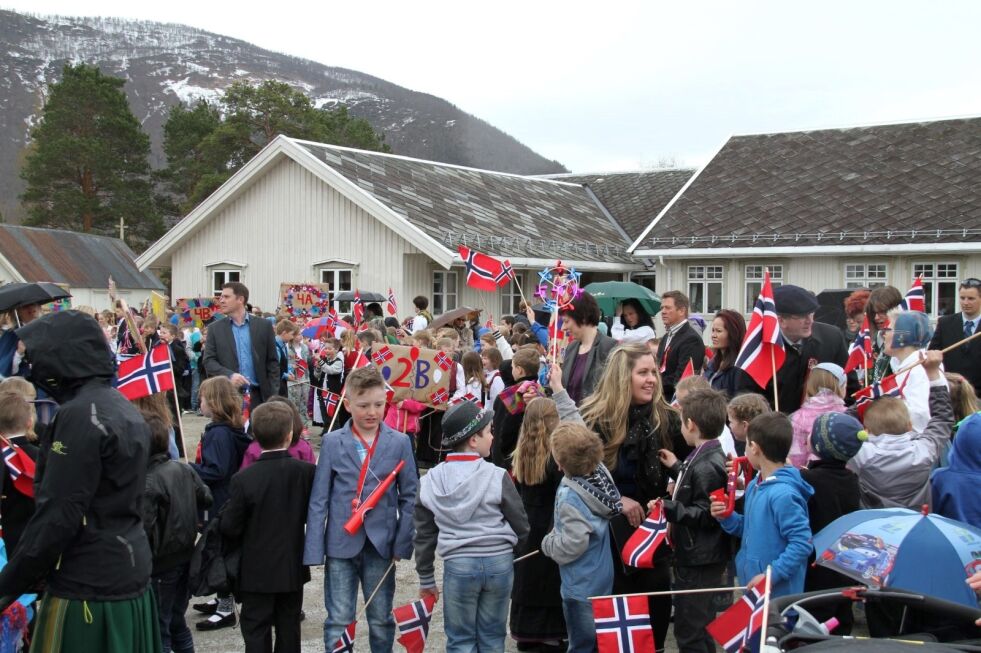 FLERE FOLK. Det er all grunn til å veive med flagget i Saltdal. Som en av tre kommuner i Salten øker folketallet. Siste kvartal er det faktisk 34 flere innbyggere i kommunen. Foto: Knut F. Olsen
