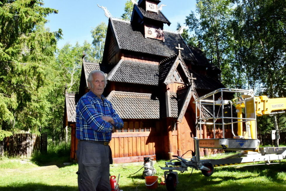 Magnus Stensland fikk kulturprisen i Beiarn i 2017. Her er han utenfor hans selvbygde stavkirke. Arkivfoto