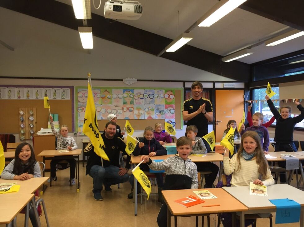 BLE INVITERT. Rognan barneskole var en av skolene i Indre Salten som fikk besøk av Svein Tore Hansen og Håvard Sakariassen mandag. De inviterte elevene på kamp. Foto: Designia