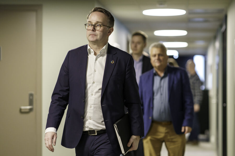 Fellesforbundets leder Jørn Eggum og fung. administrerende direktør Knut E. Sunde i Norsk Industri møtte Riksmekler Mats Wilhelm Ruland etter bruddet i frontfagsforhandlingene før påske.
 Foto: Cornelius Poppe / NTB