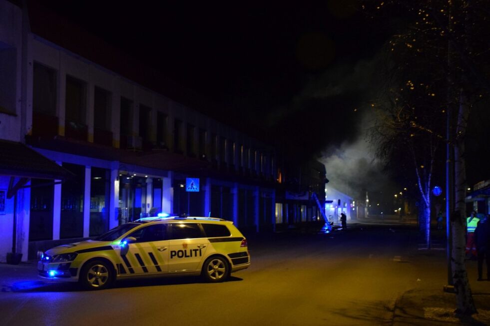 STORBRANN. Natt til søndag ble Fridahls møbelhus totalskadd i brann. Politiet var på stedet med to patruljer og Salten Brann med mannskaper både fra Fauske, Sørfold, Saltdal og Bodø. Foto: Eva S. Winther