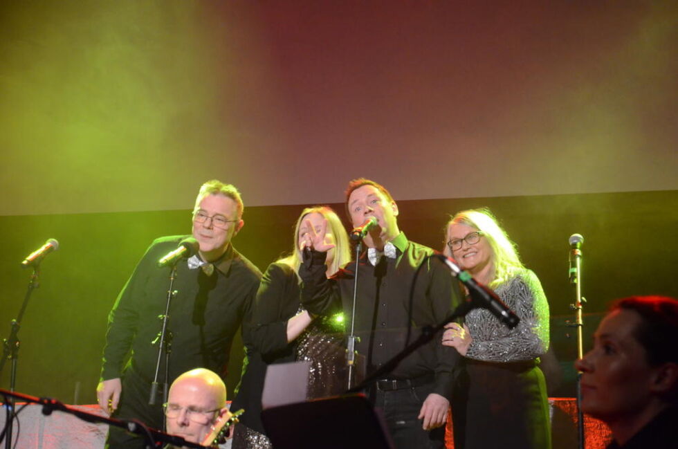 HØSTSTORM. Geir Liepelt (t.v.) er en av dem som skal bidra med gitar og solosang, i et løst og ledig repertoar på konserten på lørdag. Her fra en tidligere framføring med Chorus Novus.
 Foto: Sverre Breivik