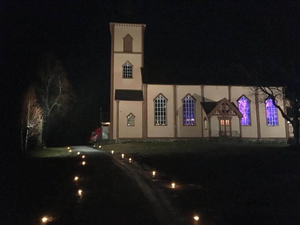 JULEANDAKT. Det blir ingen julegudstjeneste inne i Røsvik kirke på julaften, men en juleandakt utenfor. Det samme opplegget er det ved Mørsvikbotn kapell i år.
 Foto: Espen Johansen
