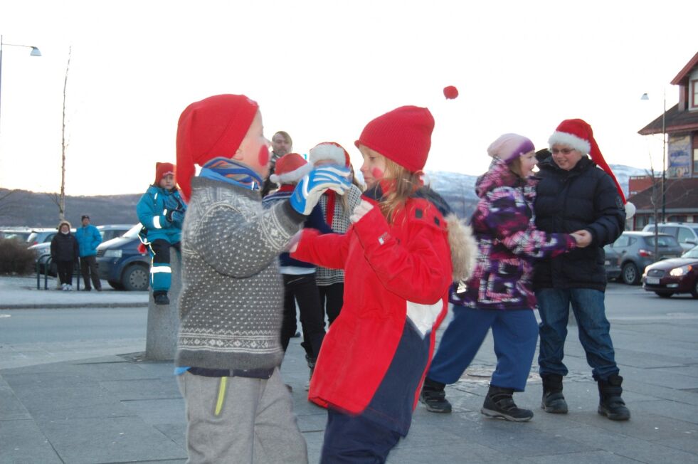 DANS. Flere grupper med dansere fra Dans Fauske deltok, tradisjnen tro, på åpningen av julegata i Fauske.
 Foto: Stig Bjørnar Karlsen