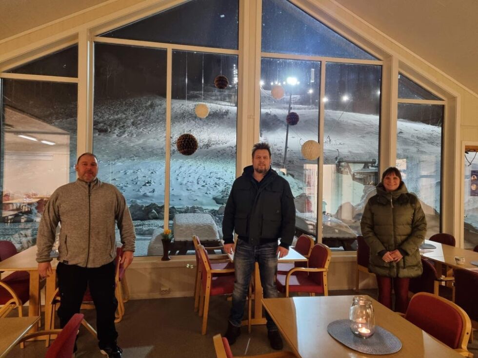 SMITTEVERN. Nestleder Fred Arne Johansen (til venstre) og leder Yanka Soffi Wårheim i Fauske IL alpint og snowboard har sammen med smittevernlege Gregory Hautois gjort flere tiltak for å få et mest mulig smittesikkert alpinanlegg.
 Foto: Arve Nielsen