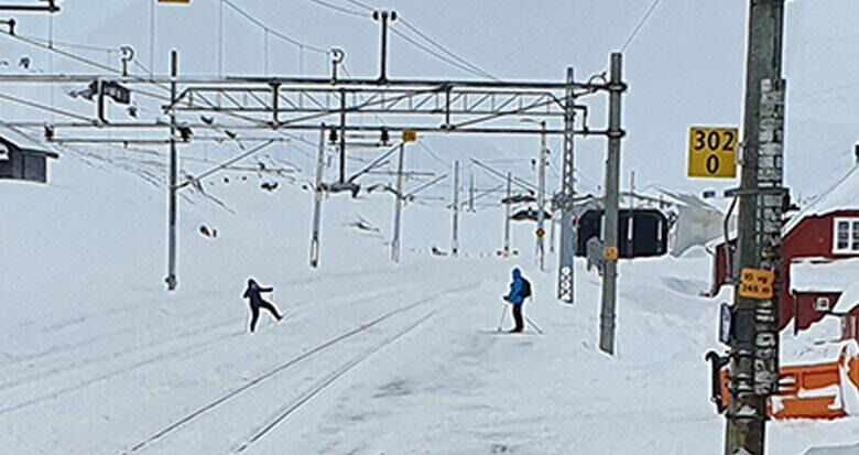 ULOVLIG. Her foregår farlig kryssing over sporene på Finse stasjon. Foto: Bjørn Løne, Spordrift AS