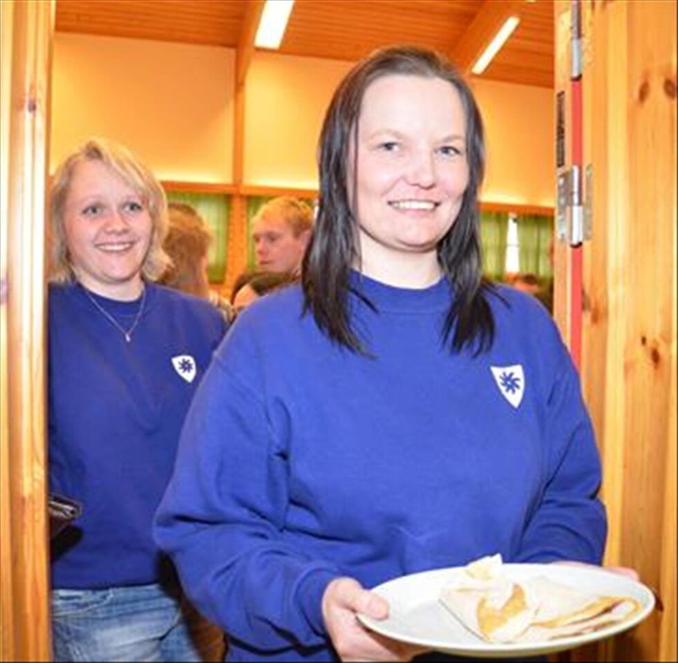 FØRST I KØEN. Veronica Arntzen var først i køen for å sikre seg den populære lefsa på feitlefsebasaren i Leirfjorden lørdag ettermiddag.