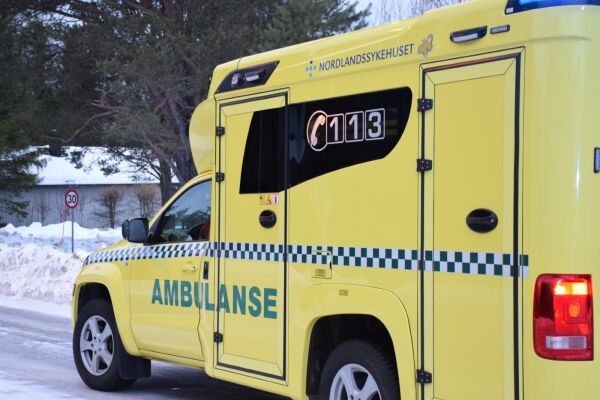 Ambulanse var i utrykning og krasjet med elg