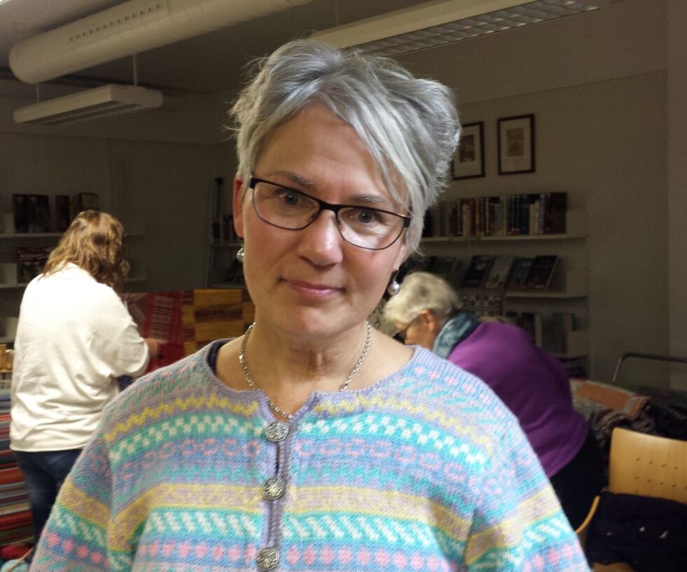 Marian Børli Sivertsen kom til Kreativ Uke på Fauske bibliotek, og fortalte sin historie om helse og strikking. Foto: Wanja Nohr