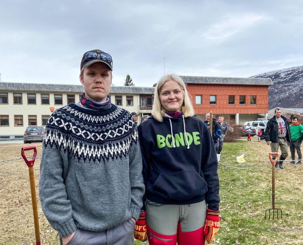 UNG. Bendik Hopstad (22) og samboeren Julie Næss (23) har nylig overtatt et landbruk på Røkland, der de skal fortsette driften av svin og storfeproduksjon.