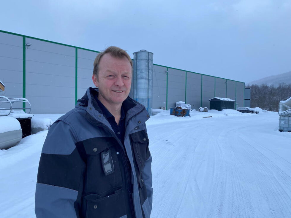 NYTT BYGG. Jon Meisfjord, daglig leder ved Sisomar AS, gleder seg over at eierne vil investere enda mer i anlegget på Straumen. Først og fremst skal de bygge en ny produksjonshall her i nordenden av tomta, på 3.600 kvadratmeter. Alle foto: Eva S. Winther
