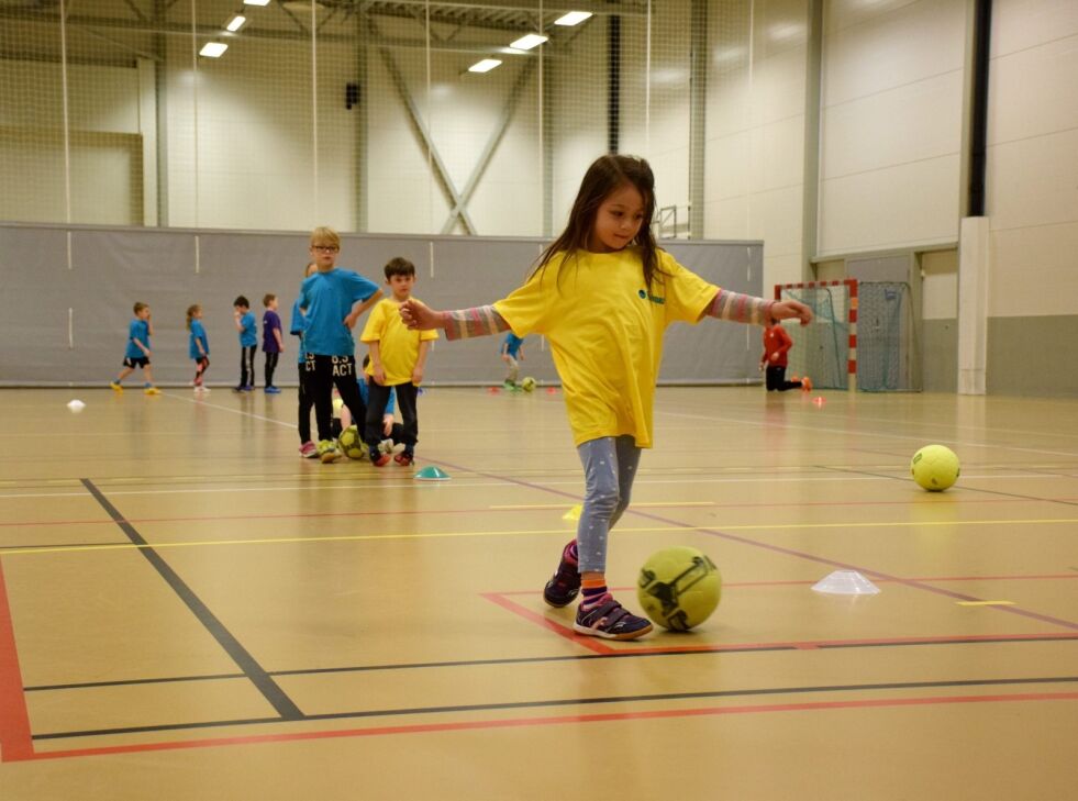 KONSENTRERT. Liv Bådsvik (6) er fokusert og konsentrerer seg om å få ballen framover og til slutt inn i mål. Alle foto: Frida Kalbakk