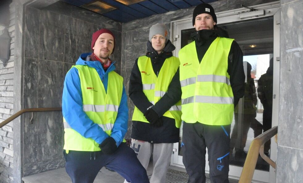 STREIKER ENNÅ. Christian Christensen (27), Vegard Braseth (22) og Sindre Johansen (22) er i streik for første gang i sitt liv ved Fauske hotell.
 Foto: Sylvia Bredal