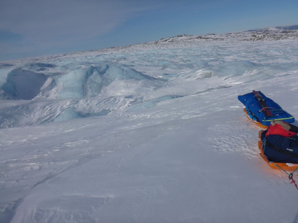 ØSTSIDEN. Her er brefallet mer knudrete og med mer blåfarge. Isen er nesten en kilometer tykk, og inne i den kan man se masse steiner. Flere har lett etter både gull og diamanter i den. Alle foto utlånt av Harald Leifseth