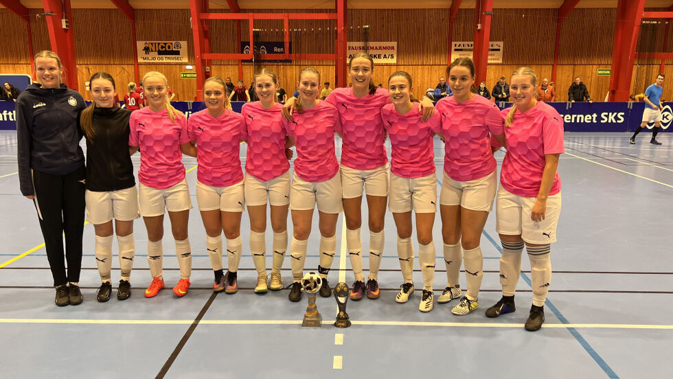 VANT. Goalious vant X-mas cup. På laget spilte Frida Testad, Ingrid Bentsen, Frida Hemminghytt, Lina Kristiansen, Eva Loe Grønvold, Eline Bentsen, Sigrid Tryggestad, Nora Madsen, Mina Westerhout, Mari Furumo, Malene Kristiansen, Thea Madelen Myhre og Sigrid Vassbotn.
 Foto: Espen Johansen