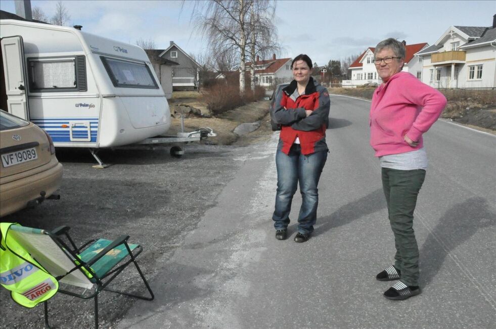 STOL.  Hanne Jensen (t. v) og Solvor Rasmussen i gata hvor de ville hatt fartsdumper, men hvor svaret er at kommunen ikke har råd. Stolen men refleskvest har Solvor satt ut for å påminne bilistene.