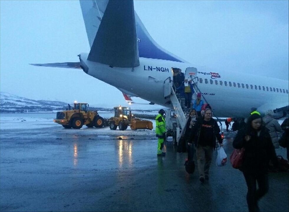 ISETE. Et Norwegian-fly på vei til Bodø sklei av rullebanen i Tromsø fredag formiddag. Flyet skulle egentlig lette omkring klokka 12, men nå må enkelte passasjerer vente i mange timer på å komme seg hjem. MMS-foto.