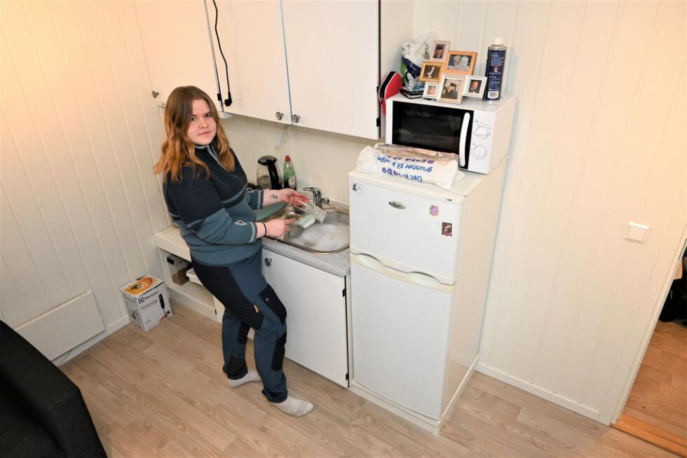 I OPPVASK-MODUS. 17-årige Pia-Merete Alpøy må fikse det meste selv. Som å ta unna oppvasken. Her er hun i full sving på hybelen nokså nær Rognan sentrum.
 Foto: Fotos: Kenneth Strømsvåg