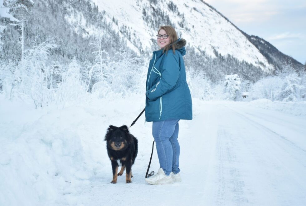 FIKK NYTT LIV. Michelle Enevoldsen (22) fra Saltdal tok slankeoperasjon i desember 2017. Fra å ha vært 235 kilo på det meste, veier hun nå bare 90. Hun trener kondisjon og styrke hver dag, og i tillegg er hun ute på tur med hunden Palo. Foto: Eva S. Winther