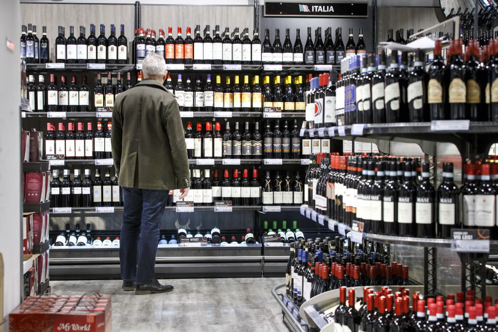 Salget av rødvin fortsetter å falle, og nordmenn velger i større grad lysere og letter varianter. Ikke minst tar boblesalget nye markedsandeler.
 Foto: Gorm Kallestad / NTB