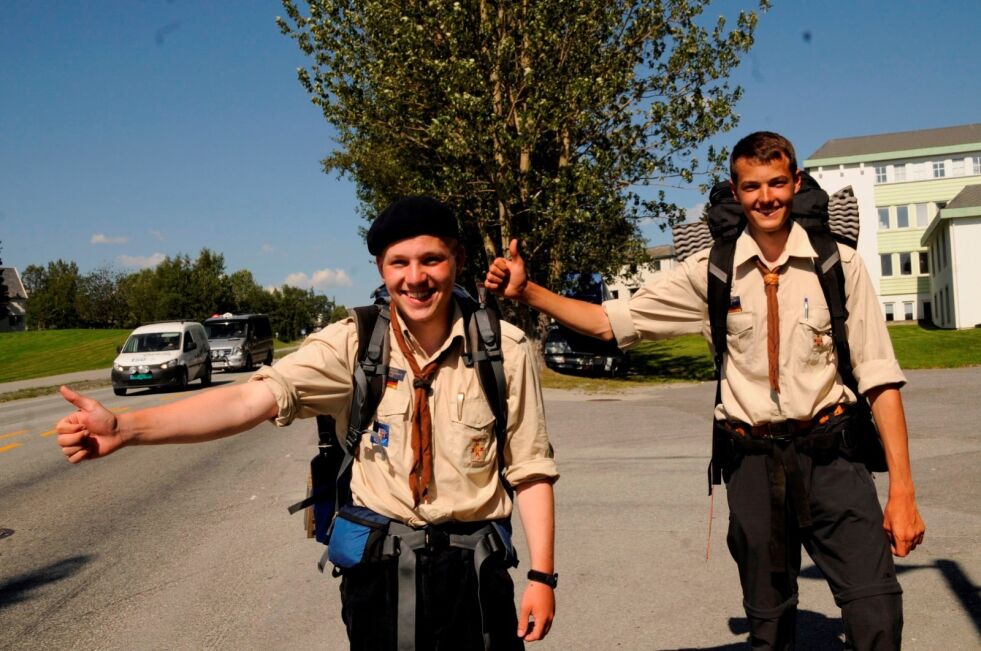 PÅ HAIK. Marius Knacker (18) fra venstre og Maximilian Apel (18) fra Tyskland på haiketur fra Fauske til Lofoten. De to guttene kom over fjellet fra Sverige til Sulis. Foto: Arild Bjørnbakk