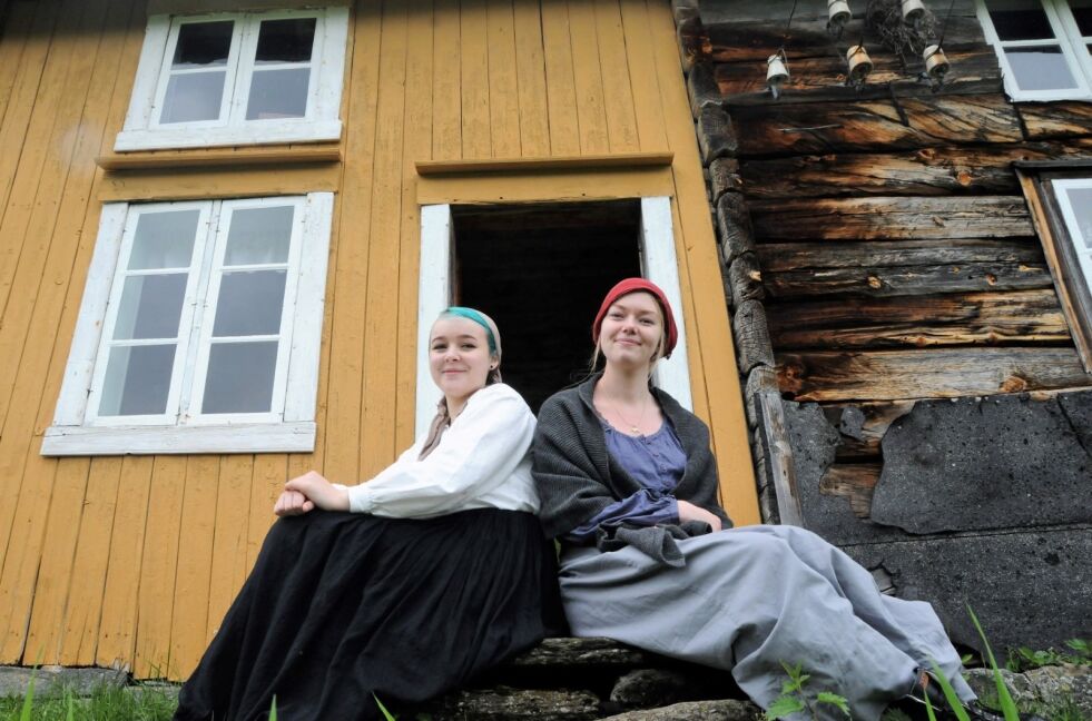 TILBAKE I TID. Camilla Reinvik (18) og Hanna Thuv (18) har en spesiell sommerjobb. De er guider for besøkende som kommer til husmannsplassen i Kjelvik, og de har på seg antrekk som er historisk riktige for tidsepoken de skal presentere. Alle foto: Maria E. Trondsen